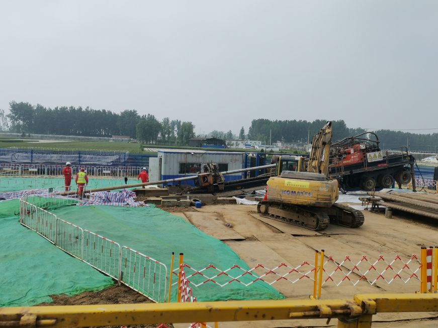 江漢油建山東管網(wǎng)南干線管道工程施工二區(qū)段線路工程湯河穿越現(xiàn)場(chǎng)